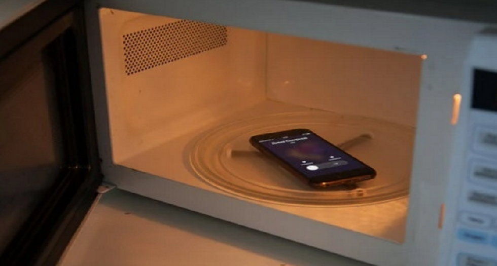 Δείτε τι θα συμβεί αν βάλετε το κινητό σας μέσα στο φούρνο μικροκυμάτων και το καλέσετε (vid)