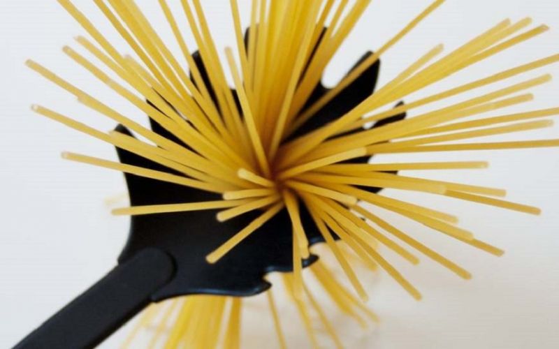 Γιατί η κουτάλα για τα μακαρόνια έχει τρύπα στη μέση; (pic)