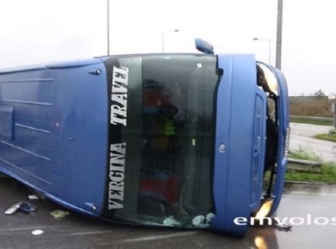 Ανετράπη τουριστικό λεωφορείο στη Βέροια (pics)