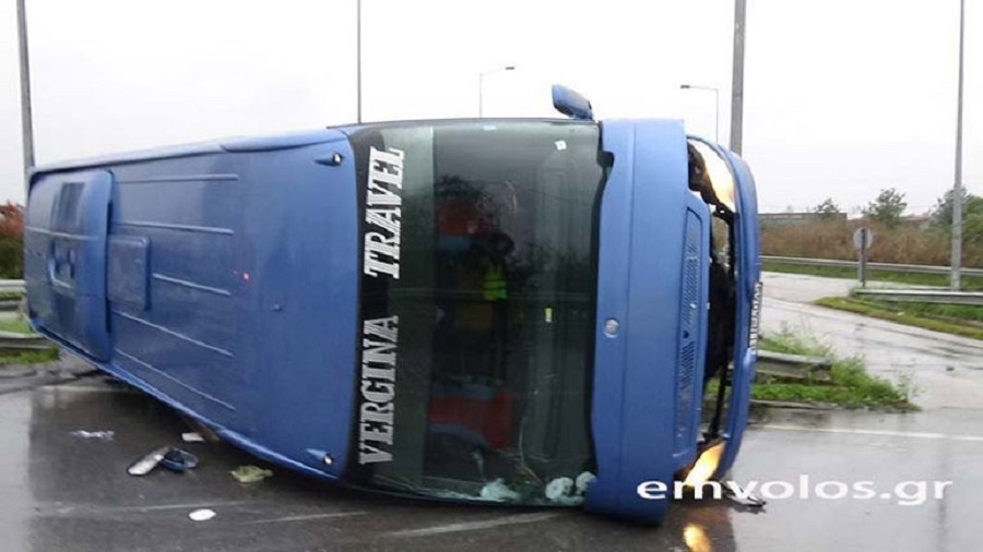 Ανετράπη τουριστικό λεωφορείο στη Βέροια (pics)