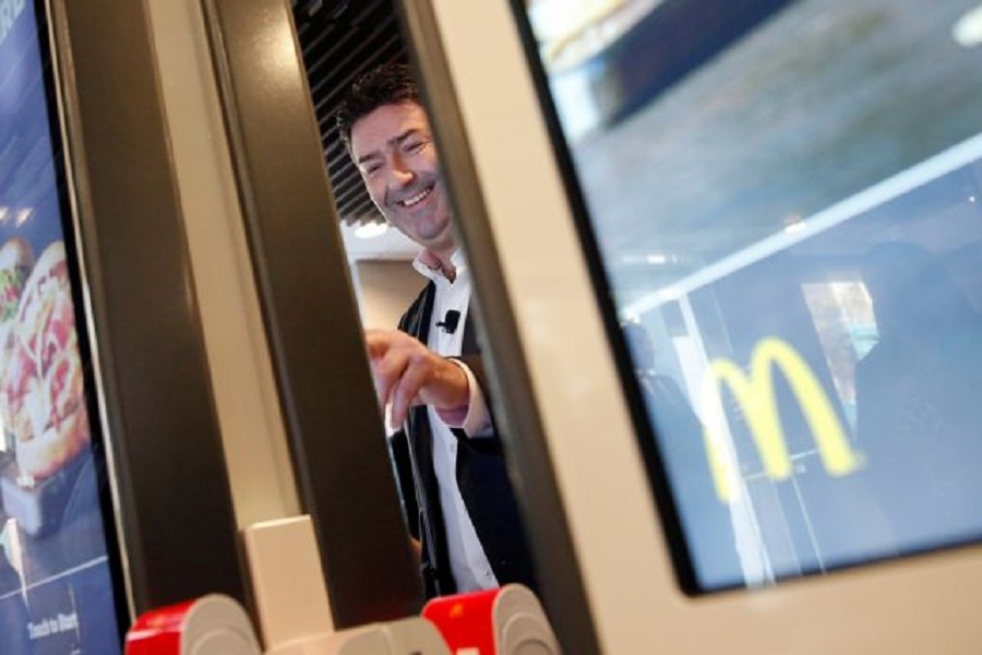 Σάλος: O CEO της McDonald’s απολύθηκε λόγω… ερωτικής σχέσης