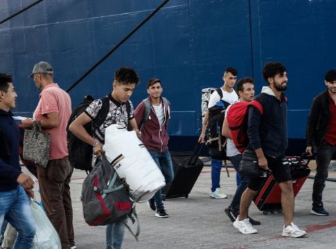 Στο λιμάνι του Πειραιά περισσότεροι από 120 πρόσφυγες
