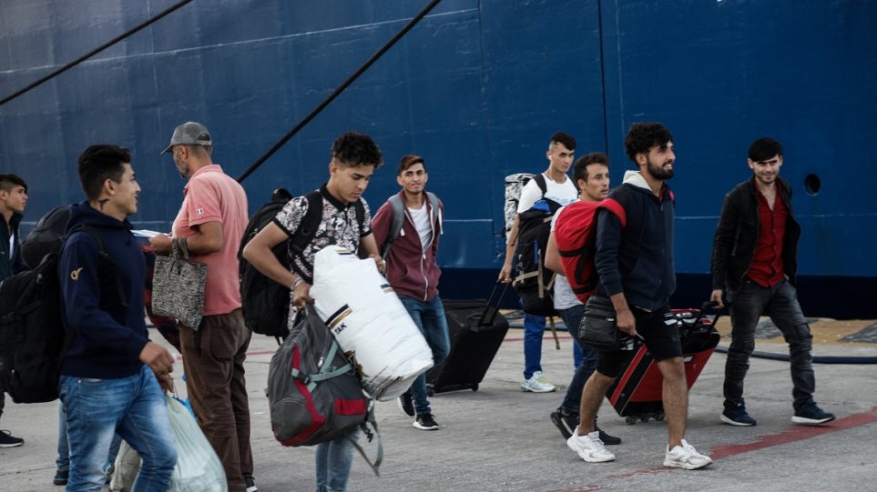 Στο λιμάνι του Πειραιά περισσότεροι από 120 πρόσφυγες