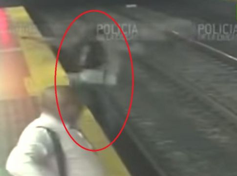 Έγινε ξανά: Χάζευε στο κινητό του, έπεσε στις ράγες του μετρό (vid)