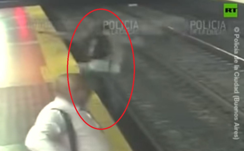Έγινε ξανά: Χάζευε στο κινητό του, έπεσε στις ράγες του μετρό (vid)
