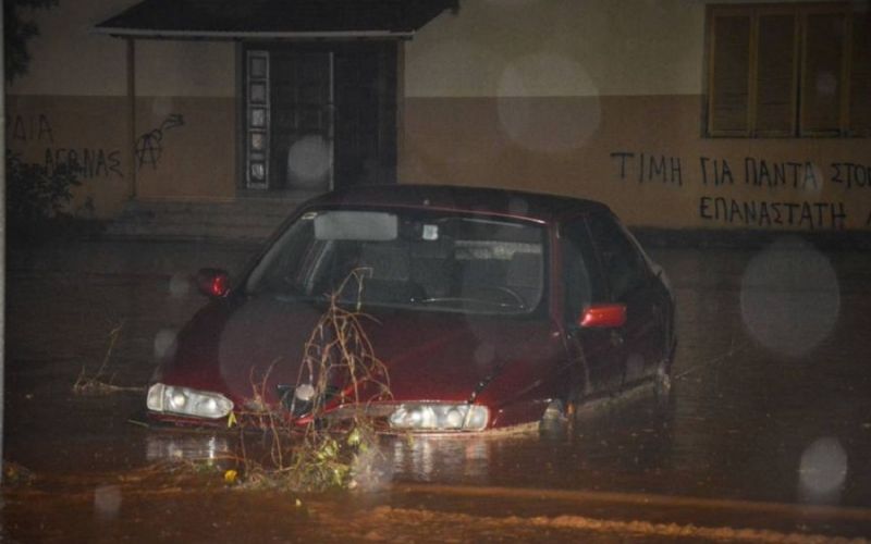 Συνεχίζεται ο απεγκλωβισμός κατοίκων στην Κινέτα – Σοκαριστικές εικόνες