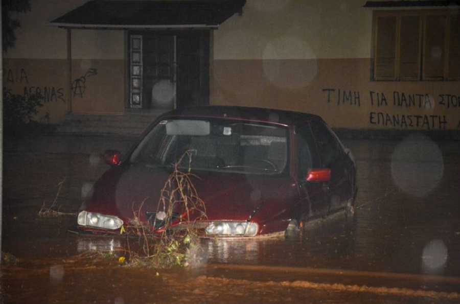 Συνεχίζεται ο απεγκλωβισμός κατοίκων στην Κινέτα – Σοκαριστικές εικόνες