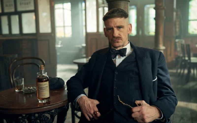 Ο… ερυθρόλευκος Aρθουρ Σέλμπι των Ρeaky Blinders (pic)