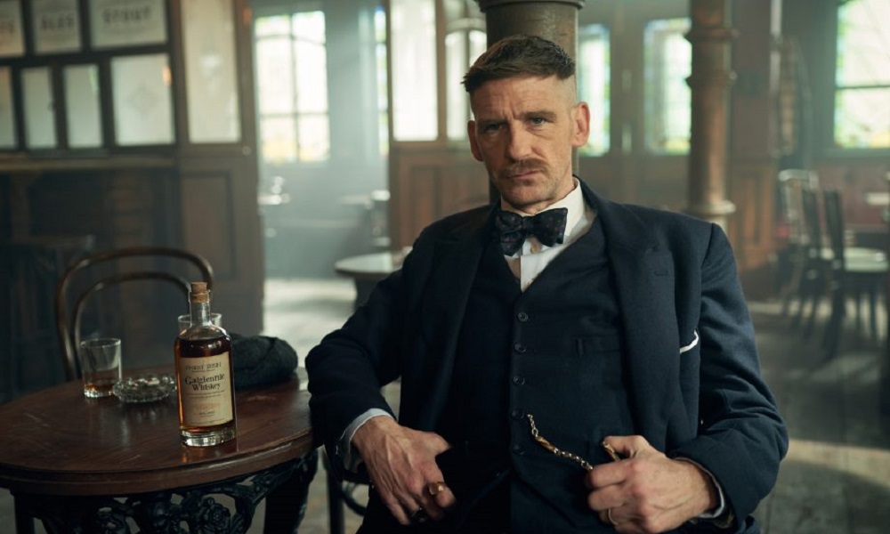 Ο… ερυθρόλευκος Aρθουρ Σέλμπι των Ρeaky Blinders (pic)