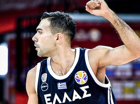 Ο Κώστας Σλούκας δίνει τη φανέλα του για καλό σκοπό