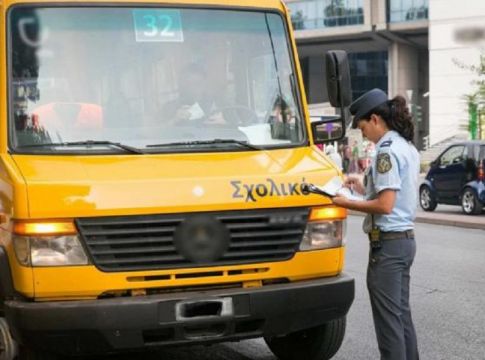 Τροχαίο με σχολικό λεωφορείο στη Βουλιαγμένη – Στο Παίδων μεταφέρονται τα τραυματισμένα παιδιά