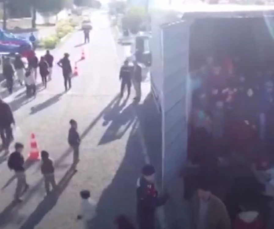 Βίντεο-σοκ: Η στιγμή που 82 προσφυγόπουλα βγαίνουν από φορτηγό-ψυγείο στην Τουρκία