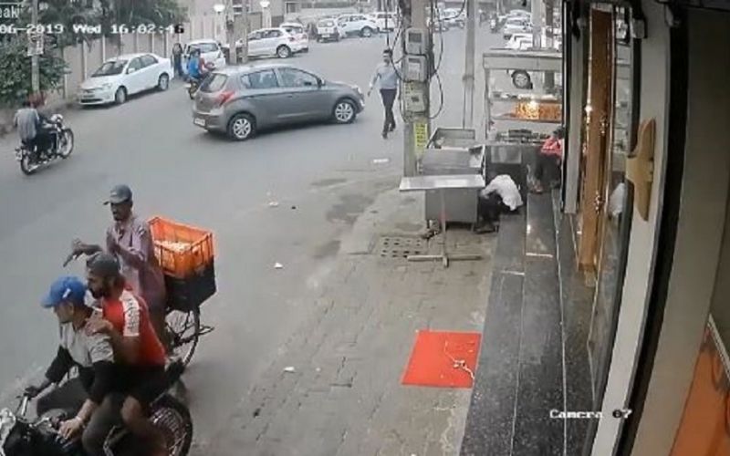Απίστευτη κλοπή κινητού μέσα στη μέση του δρόμου (vid)