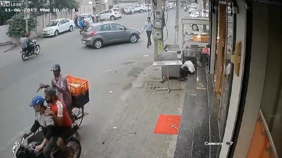 Απίστευτη κλοπή κινητού μέσα στη μέση του δρόμου (vid)