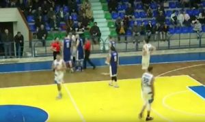 Τρομερό βίντεο: Μπουνιές στον διαιτητή μέχρι να τον ξαπλώσει (vid)