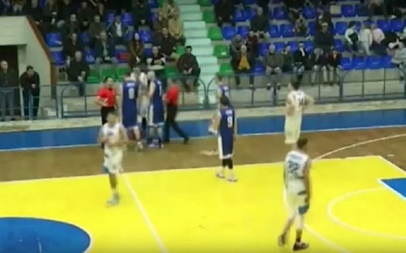 Τρομερό βίντεο: Μπουνιές στον διαιτητή μέχρι να τον ξαπλώσει (vid)