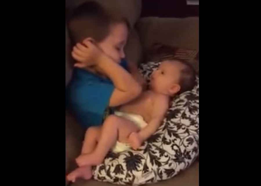 Viral video: Αγοράκι τραγουδάει στο μικρό αδερφάκι του (vid)