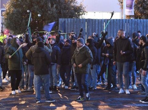 Με ρόπαλα στο γήπεδο οι οπαδοί της Νάπολι (vid)