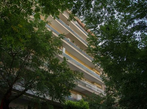 Αστυνομικός έσωσε γυναίκα που αποπειράθηκε να πέσει από το μπαλκόνι της (vid)