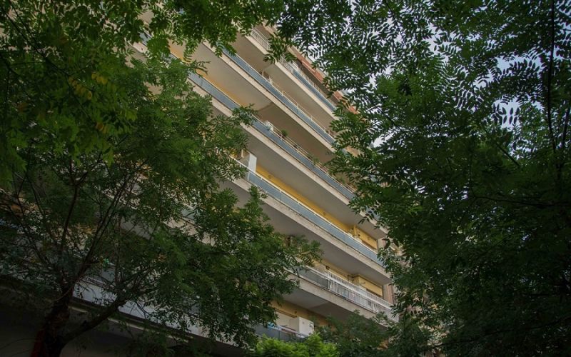 Αστυνομικός έσωσε γυναίκα που αποπειράθηκε να πέσει από το μπαλκόνι της (vid)