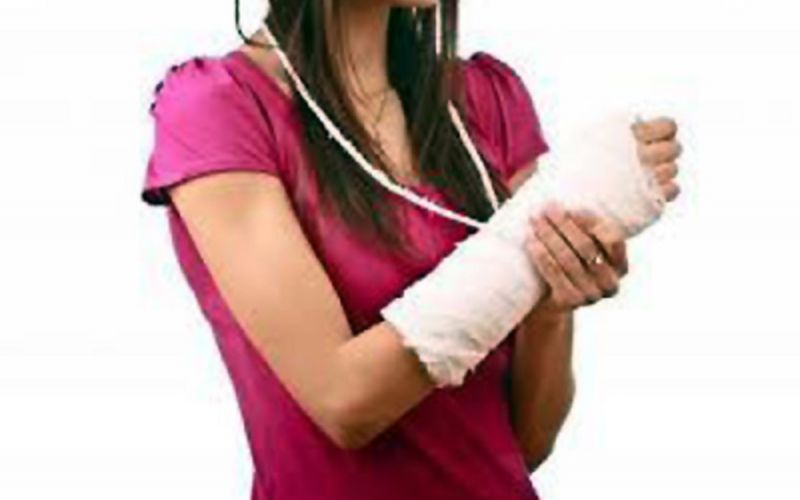 Έσπασε το χέρι της πασίγνωστη Ελληνίδα τραγουδίστρια (pic)