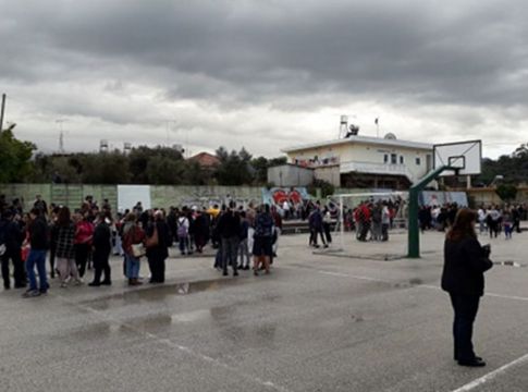 Στους δρόμους οι κάτοικοι της Κρήτης μετά τα 6,1 Ρίχτερ
