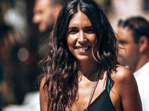 Ολόγυμνη στον καναπέ η πρώην του Τσιμιτσέλη (Pics)