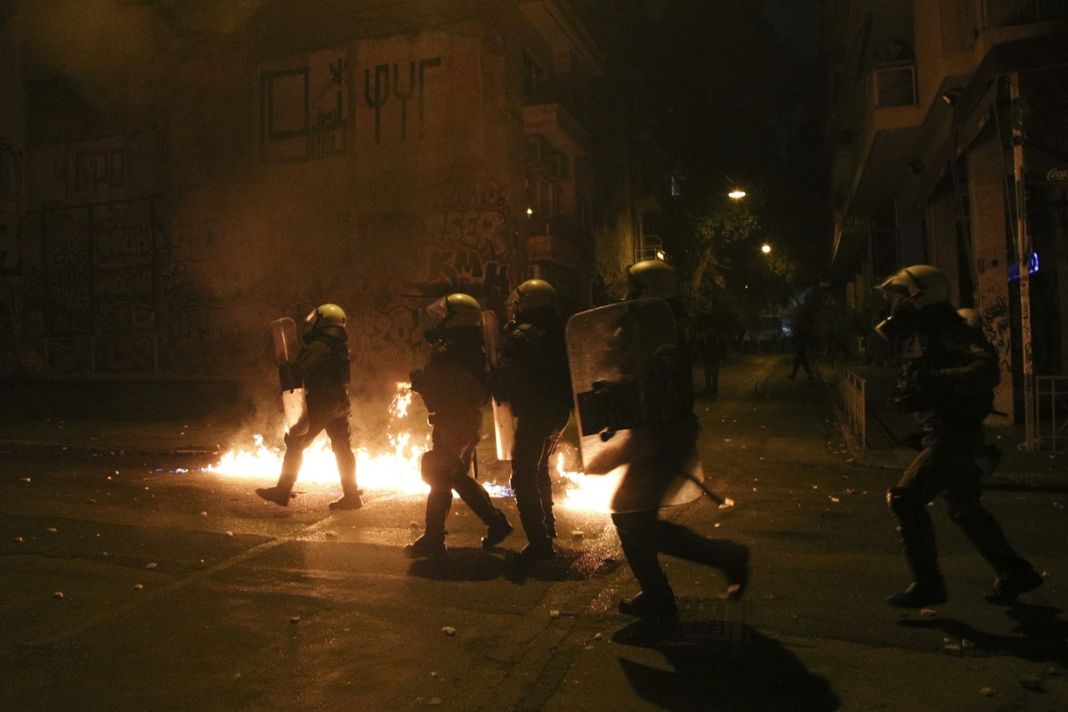 Νέο βίντεο βίαιης αστυνομικής καταστολής στα Εξάρχεια από την επέτειο του Γρηγορόπουλου | to10.gr Νέο βίντεο βίαιης αστυνομικής καταστολής στα Εξάρχεια από την επέτειο του Γρηγορόπουλου | to10.gr