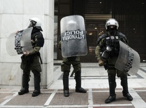 Νέα καταγγελία: Αστυνομικοί ζητούν από 22χρονη να κατεβάσει το παντελόνι της στην Πατησίων