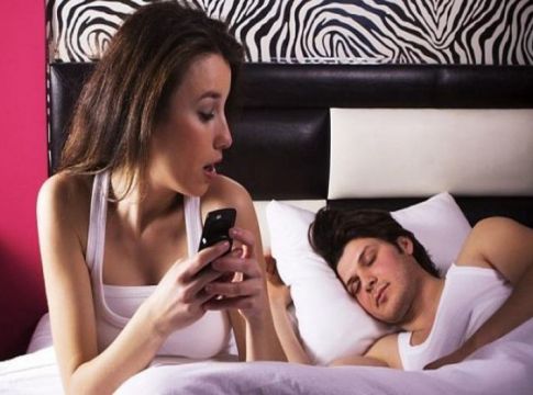 Αποτέλεσμα έρευνας: Στα πόσα χρόνια σχέσης αρχίζει η γυναίκα να… ξενοκοιτά;