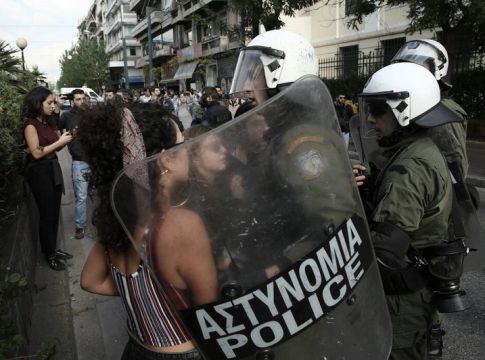 Βουλή: Μετωπική σύγκρουση κυβέρνησης – ΣΥΡΙΖΑ για την αστυνομική βία