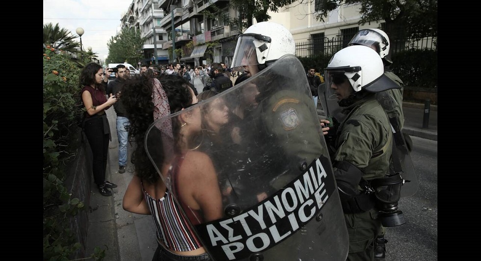 Βουλή: Μετωπική σύγκρουση κυβέρνησης – ΣΥΡΙΖΑ για την αστυνομική βία