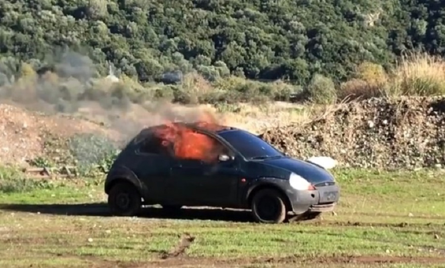 Ναύπακτος: Έβαλαν φωτιά στο αμάξι που θα γύριζαν βίντεο με τον Πουφ