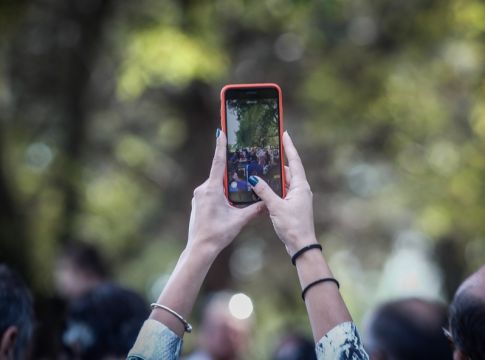 Άντρας πέθανε από ηλεκτροπληξία από το κινητό του