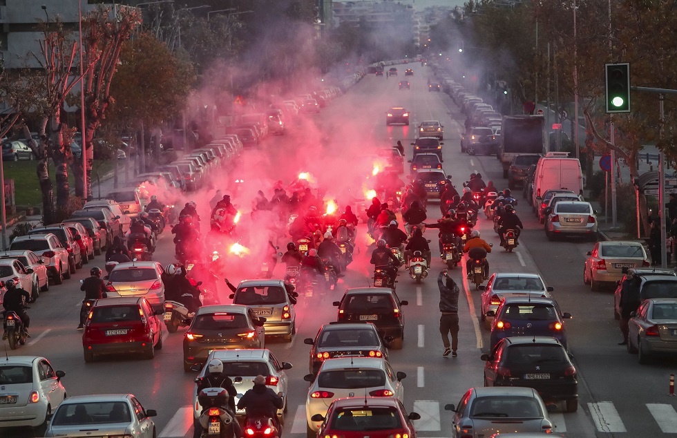 Αποθέωσαν τους παίκτες του ΠΑΟΚ στη διαδρομή προς το αεροδρόμιο (vid)