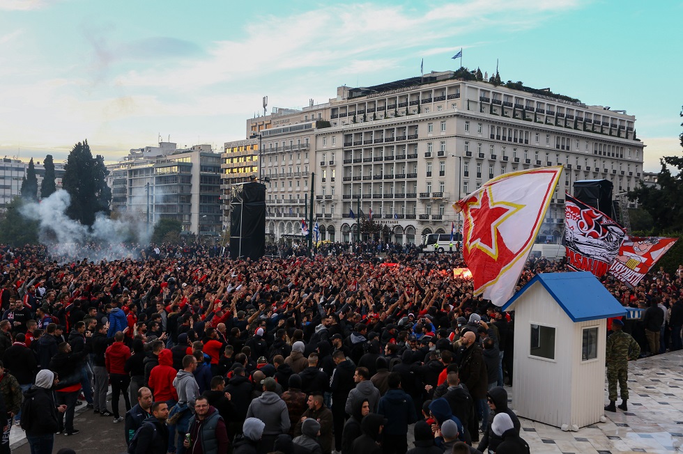 Εντυπωσιακές εικόνες: Χιλιάδες οπαδοί Ολυμπιακού και Ερυθρού Αστέρα στο Σύνταγμα (pics+vids)