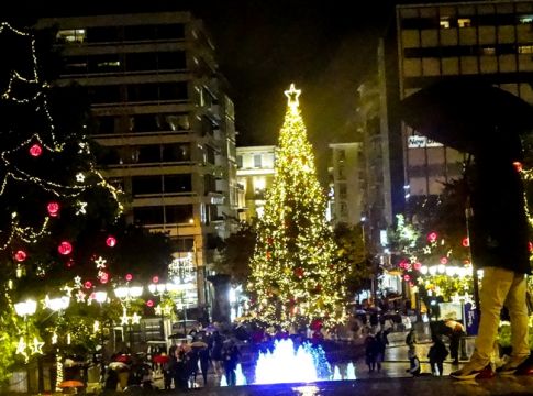 Αρχίζει το εορταστικό ωράριο στα καταστήματα