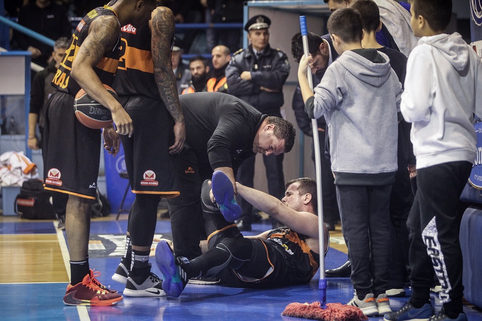 Μόνο στην Ελλάδα, απίστευτος τραυματισμός για τον Αγραβάνη (vid)