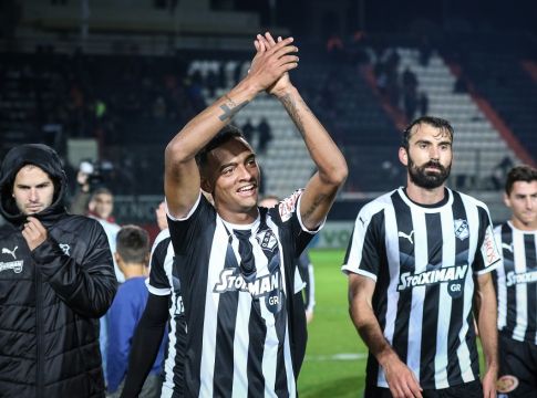 ΟΦΗ: Με τη δύναμη της έδρας του (pic)