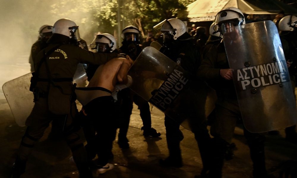 Δολοφονία Γρηγορόπουλου : ΜΑΤ προσαγάγουν κόσμο στα Εξάρχεια