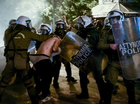 Είναι δουλειά των ΜΑΤ να εξευτελίζουν προσαχθέντες;