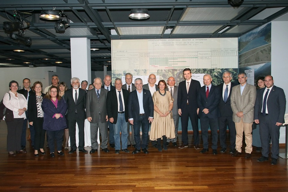 Δήμαρχοι της Αττικής επισκέφθηκαν την Έκθεση «Η μεγάλη πρόκληση» για τα 90 χρόνια από την κατασκευή του Φράγματος του Μαραθώνα
