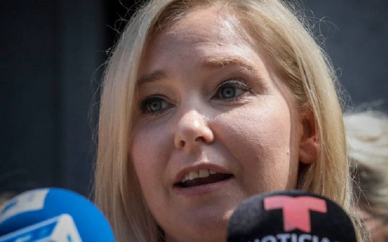 Φοβάται για τη ζωή της η «σκλάβα» του Έπσταϊν – Το αινιγματικό tweet