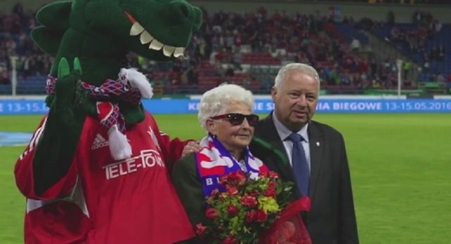 «Έφυγε» σε ηλικία 92 ετών η πιο πιστή οπαδός της Βίσλα Κρακοβίας (pics+vids)