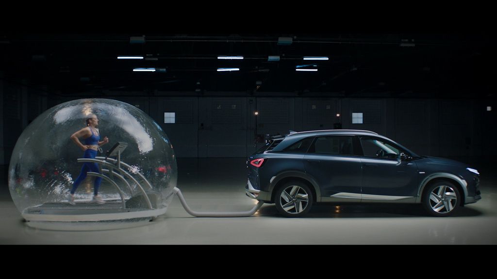 Η Μιρέια Μπελμόντε εισπνέει οξυγόνο από την εξάτμιση του Hyundai NEXO