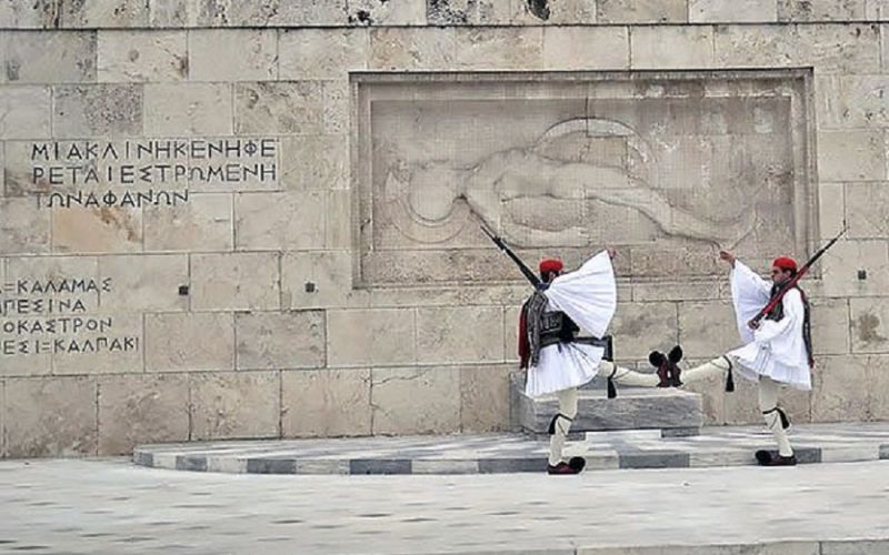 Χαμός με δάσκαλο που ζητά από παιδιά να «βαρέσουν προσοχή» στον Άγνωστο Στρατιώτη