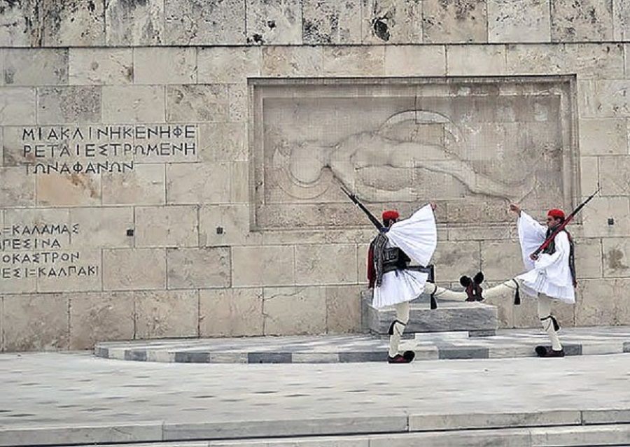 Χαμός με δάσκαλο που ζητά από παιδιά να «βαρέσουν προσοχή» στον Άγνωστο Στρατιώτη