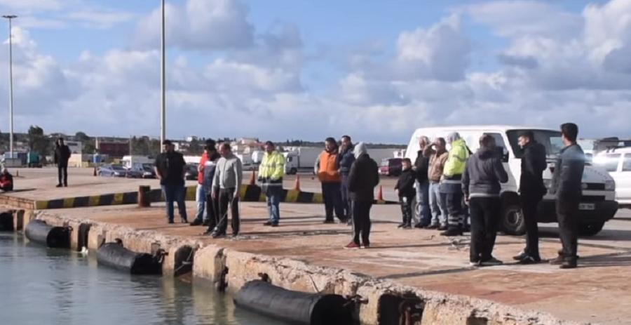 Συγκλονίζει η οδηγός ΙΧ που έπεσε από πλοίο στη θάλασσα –Γλίτωσε στο παρά πέντε