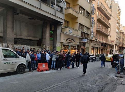 Ομόνοια : Αναστάτωση με άνδρα που έβριζε τον Αλλάχ – Συγκέντρωση έξω από το Αστυνομικό Τμήμα