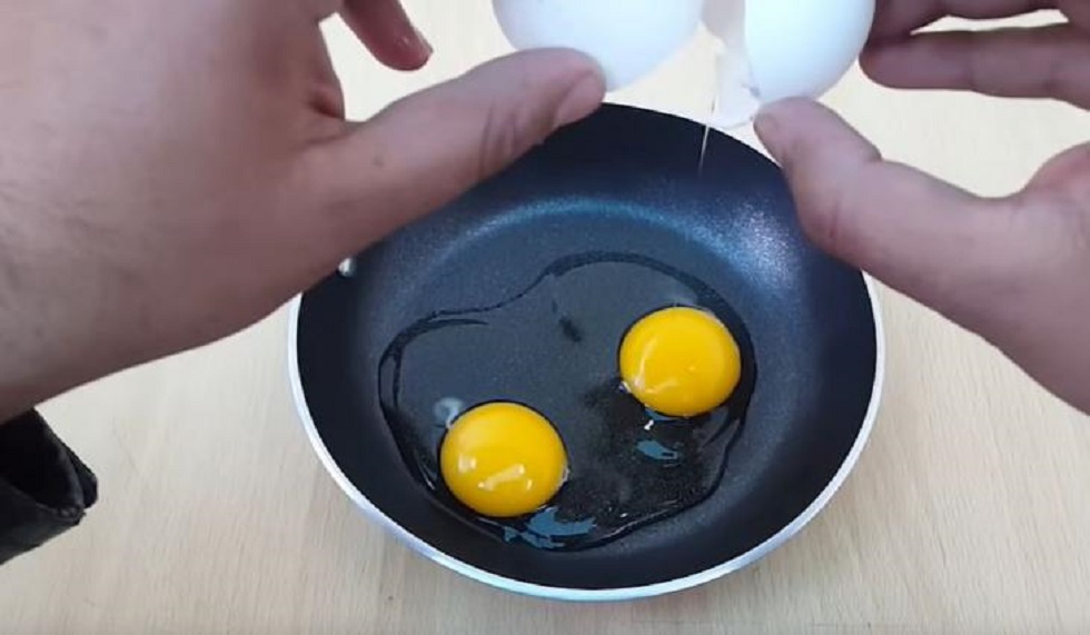 Βάζει αυγά σ’ ένα τηγάνι: Δεν μπορείτε να φανταστείτε πώς θα τα τηγανίσει… (vid)